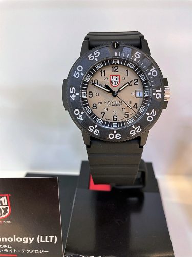 【美品】ルミノックス　NAVY SEAL サンドカラー　替えバンド付 美品】ルミノックス NAVY SEAL サンドカラー 替えバンド付