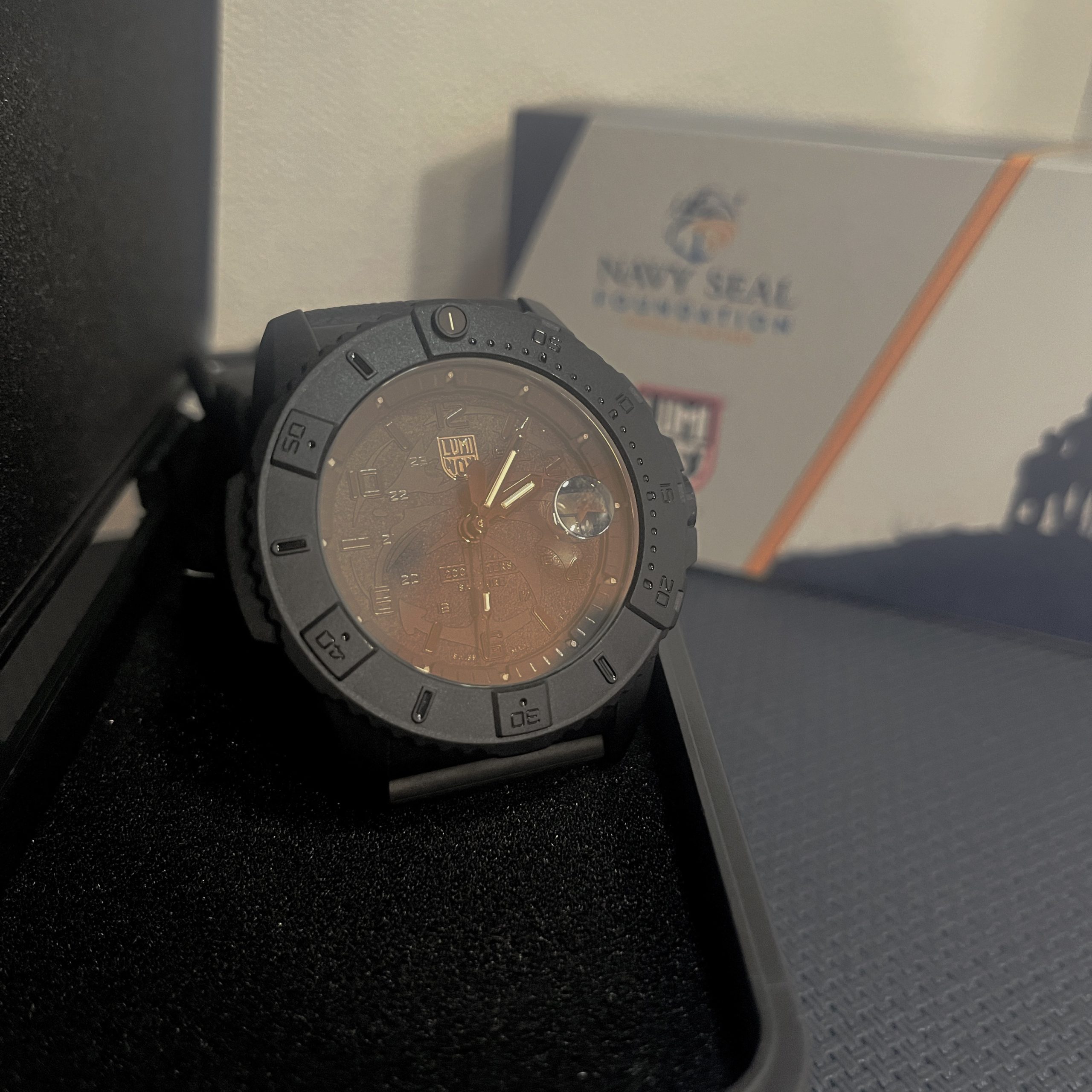 LUMINOX NSFコラボモデルから退役軍人の日を記念したブラックアウト