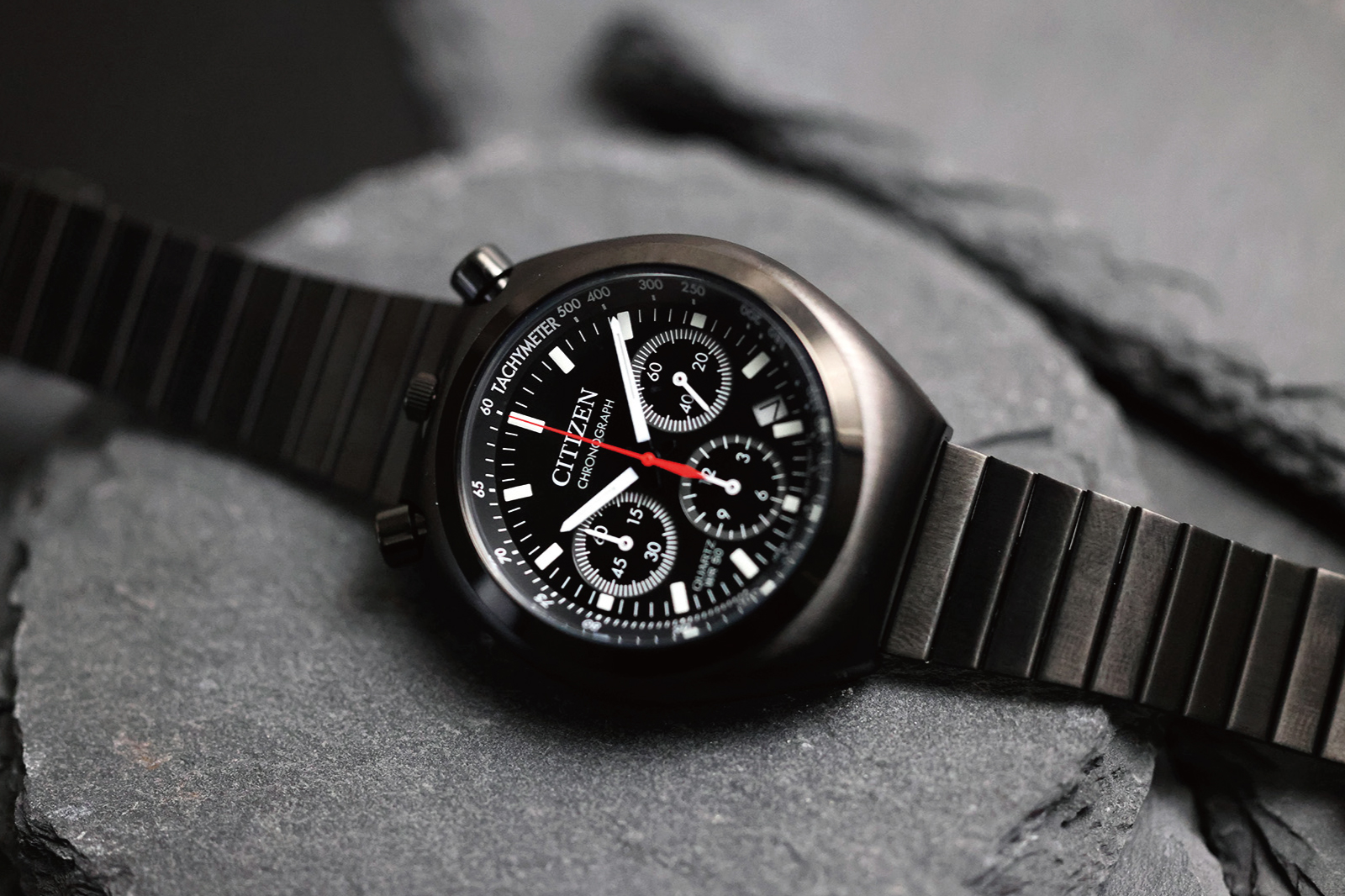 オールブラックのカラーリングを採用した別注モデルが登場｜RECORD